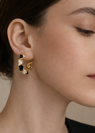 Стильні золотисті сережки кільця чорна біла емаль кульчики пусети серьги