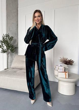 Гарний костюм з оксамиту!