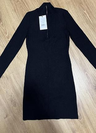 Сукня жіноча чорна міні з вʼязаної тканини. модель з високим горлом, приємна до тіла. жодного разу не носили, є всі бірки