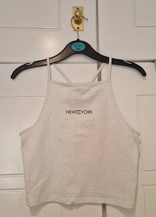 Белый топ-майка на тонких брителях