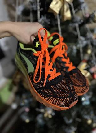 Нові спортивні кросівки