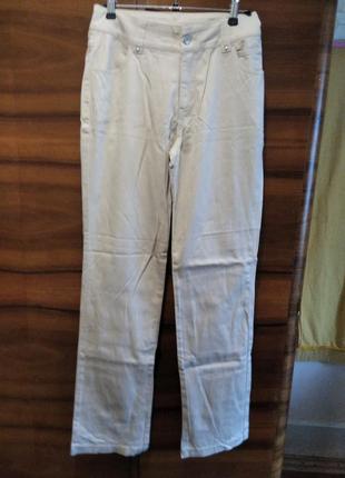 Джинси женские бежевого цвета; прямые ; котон со стрейчем новые