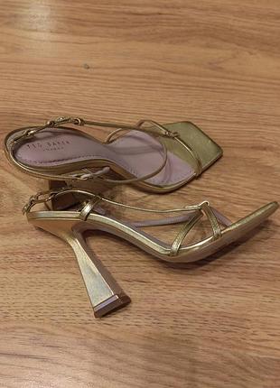 Босоніжки жіночі