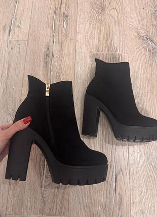 Замшеві черевики с каблуком