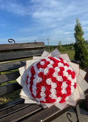 101 червоно-білі мильні троянди