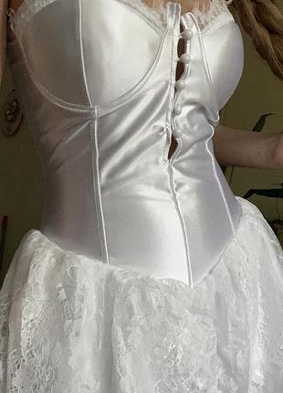 Біле сатинове міні-плаття бюстьє з мереживною спідницею та шортиками xs/xxs