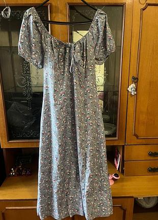 Платье з разрезом на ноге в цветочек