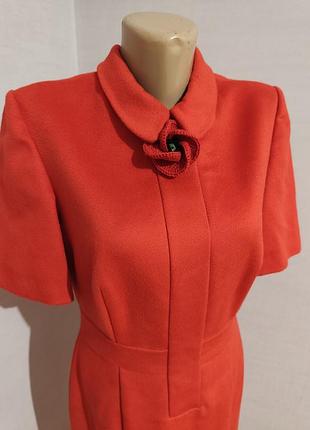 Яскрава червона сукня -футляр