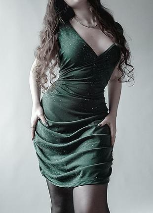 Неймовірна блискуча сукня у смарагдовому відтінку з драпіруванням на бедрах😍