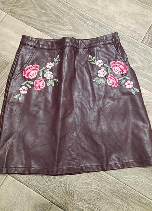 Юбочка из эко кожи с вышивкой