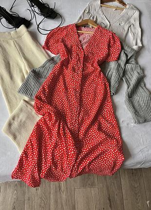 Червоно біла сукня міді на ґудзиках