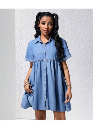 Короткое джинсовое платье на пуговицы