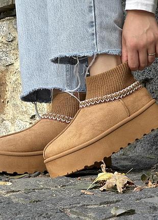 Стильні зимові короткі жіночі уги на платформі