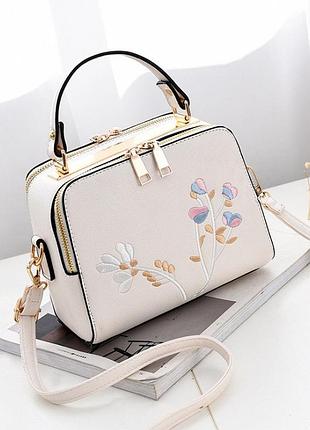 Женская сумка с вышивкой белый