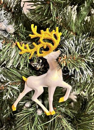 Новорічна фігура олень білий з золотом 15*10.5 см