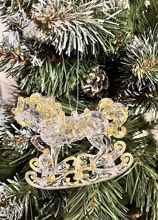 Элегантная новогодняя фигура "кень на санях" - прозорий с золотом 10 см