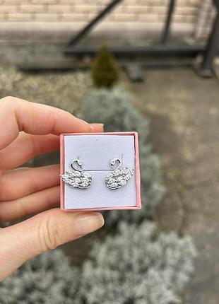 Серебряные серьги лебедь с камушками