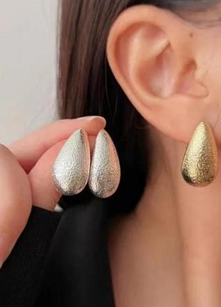 Тренд сережки серьги мінімалістичні золотисті краплі стильні модні нові кульчики для жінок