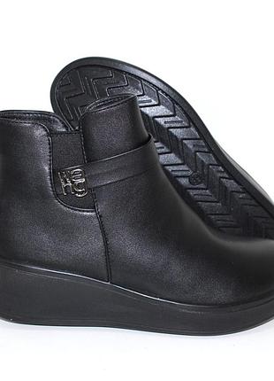 Зимние женские черные ботинки на танкетке сбоку с молнией