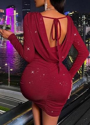 Вишукана блискуча бордова сукня з гарною спинкою