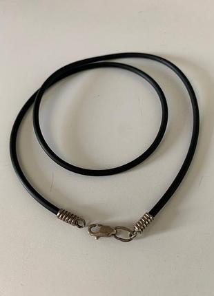 Каучуковий шнурок зі срібною застібкою 43 см