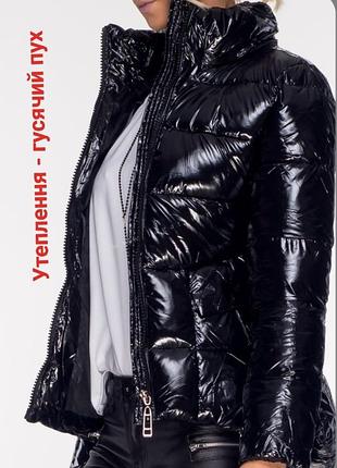 Черный глянцевый женский пуховик, куртка приталенный, с кошенями на молнии, гусиный пух, брендовый, дизайнерский