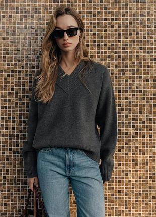 Трикотажный свитер с v-образным вырезом