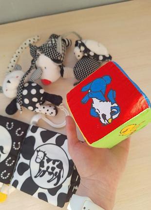 Монохромні іграшки для новонароджених: підвіски та книжка