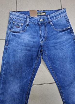 Мужские джинсы классические синего цвета