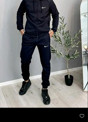 Спортивний чоловічий костюм