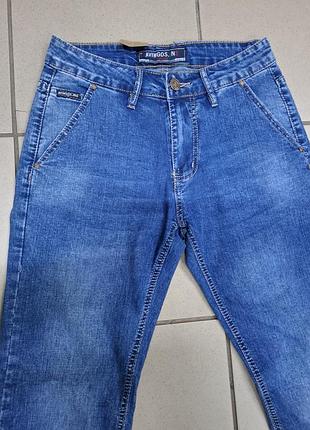 Чоловічі джинси класичні синього кольору