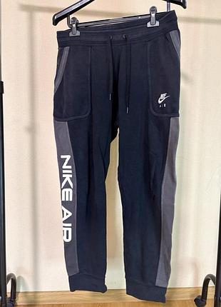 Чоловічі спортивні штани nike air track pants чорного кольору з сірими вставками.