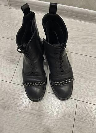 Жіночі чорні шкіряні черевики на шнурівці з декоративним ланцюжком