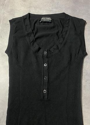Безрукавий чорний топ від dolce & gabbana.