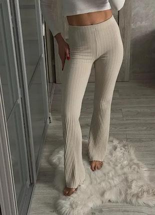 Жіночі штани кльош теплі в рубчик вʼязані молочні бежеві