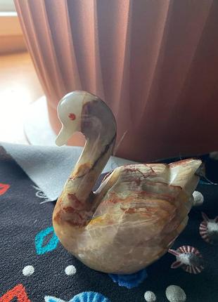 Фигурка лебедя из оникса ручной работы 10×7 см