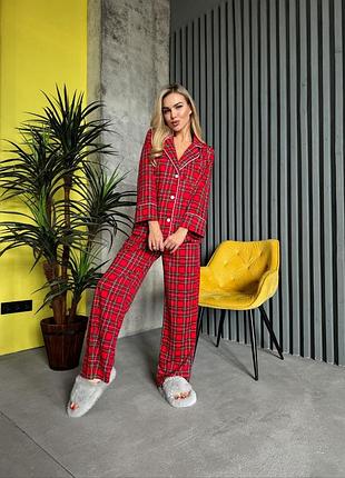 Трикотажна піжама у клітинку з сорочкою на гудзиках з накладною кишенею з прямими штанами