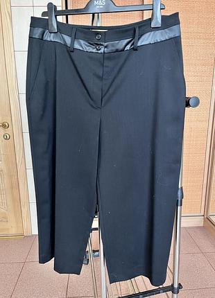 Классические брюки кюлоты черного цвета из шерсти. костюмная ткань