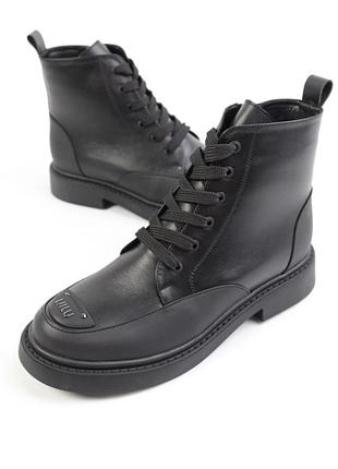 Чорні зимові жіночі шкіряні черевики на шнурках класичні