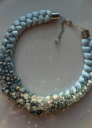 Невероятное колье-коса светло-голубого цвета с россыпью бусин в тон.