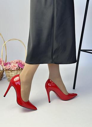 Туфли женские лакированные на каблуке красного цвета 3192