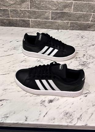 Кроссовки женские черные.