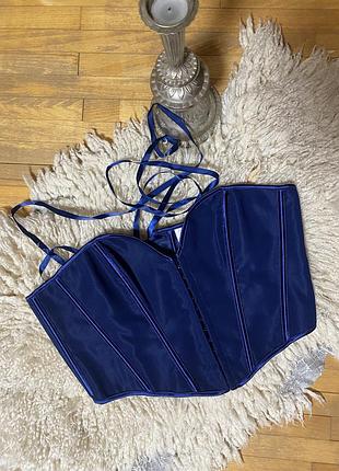 Корсет з атласними вставками темно-синього кольору, щільний, з застібкою на гачки. гарно формує талію, ефектний і стильний.