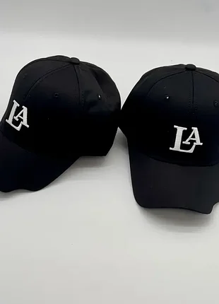 Універсальна бейсболка la з якісною вишивкою регульованим розміром та натуральної чорної бавовни