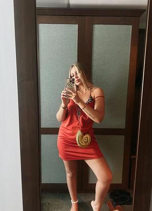 Ефектна мінісукня на тонких бретелях