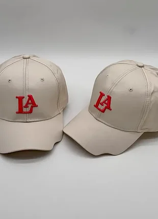 Універсальна бейсболка la з якісною вишивкою регульованим розміром та натуральної чорної бавовни