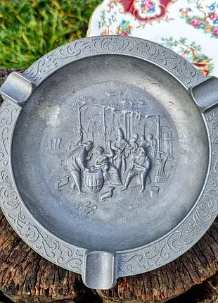 Старовинна попільничка з цікавим сюжетом "винороби".