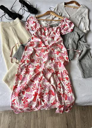 Червоно рожева сукня максі з розрізом у тропічний принт