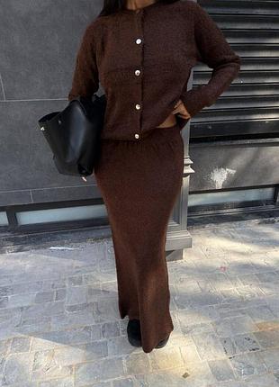 Элегантный вязаный костюм с юбкой макси