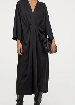 Черное атласное платье на пышные формы